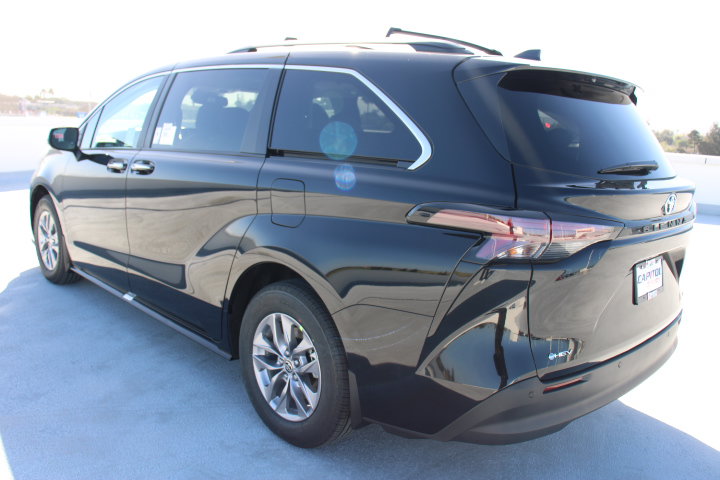 New 2026 Toyota Sienna XLE FWD image 5