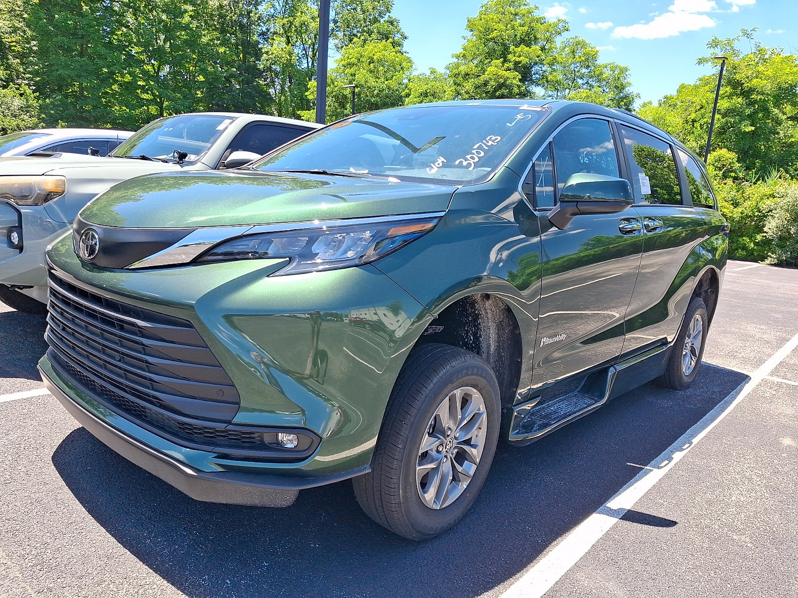 Used 2026 Toyota Sienna XLE FWD image 2