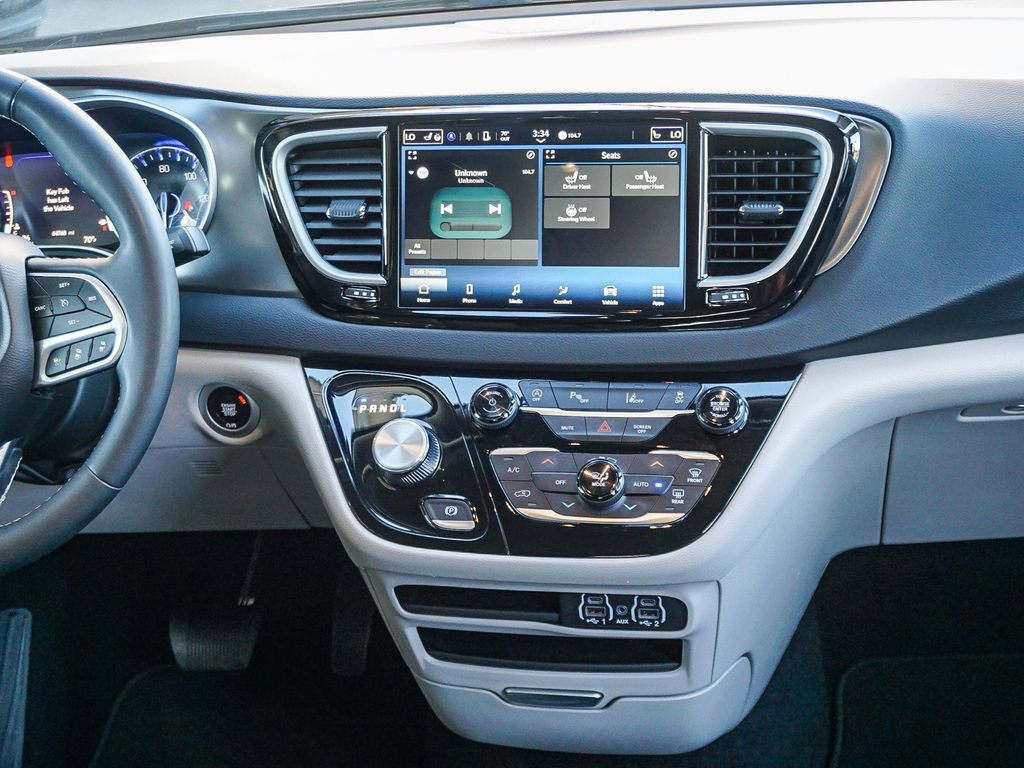 Used 2024 Chrysler Pacifica Touring-L FWD image 16