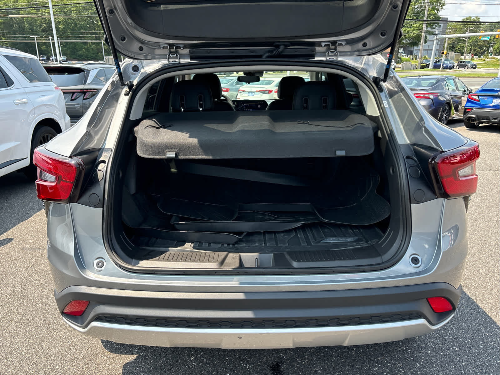 Certified 2025 Chevrolet Trax LT w/ LT Convenience Package FWD image 28