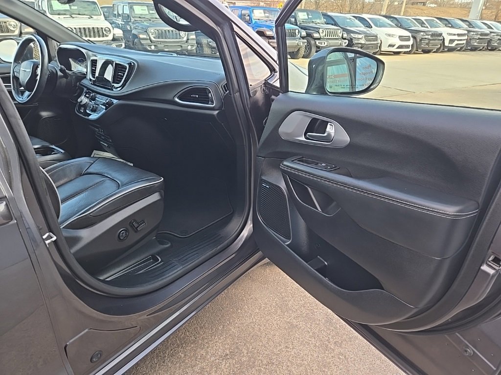 Used 2020 Chrysler Pacifica Limited w/ Advanced Safetytec Group image 77