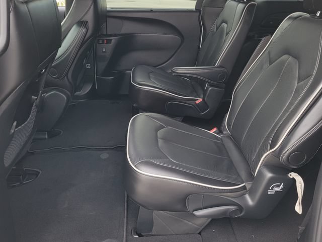 Used 2025 Chrysler Pacifica Limited FWD image 11