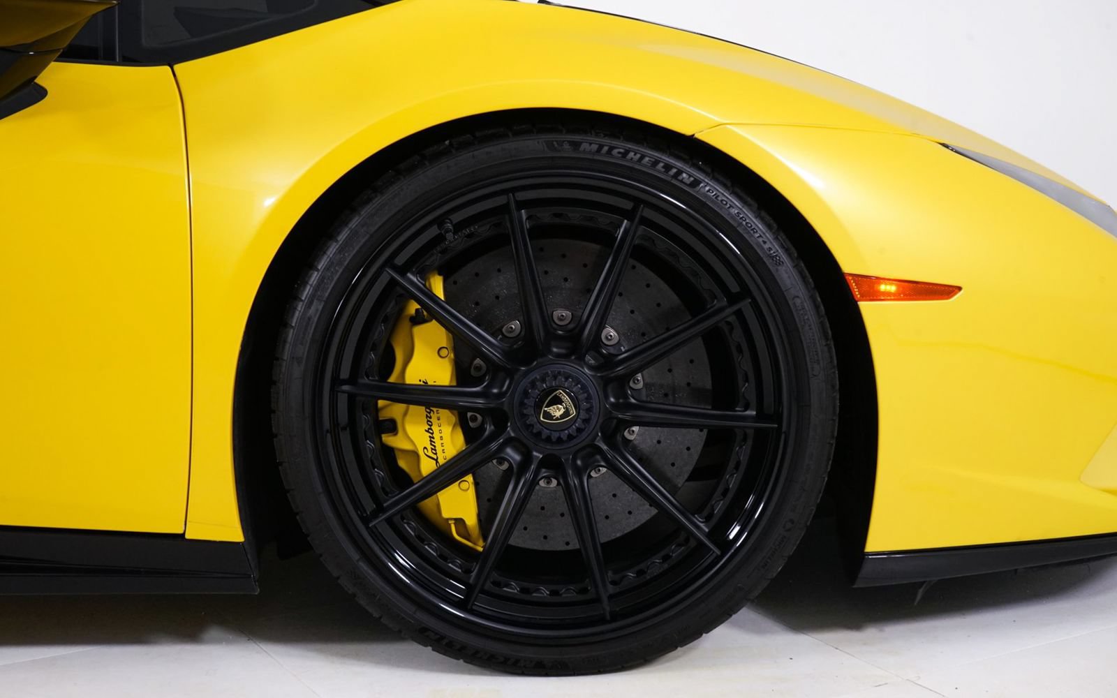 Used 2018 Lamborghini Huracan Performante AWD/4WD image 14