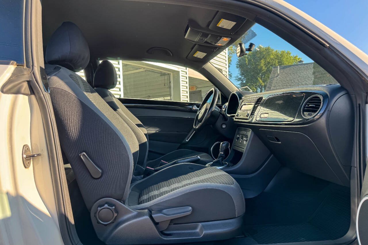 Used 2012 Volkswagen Beetle Launch Edition FWD image 11