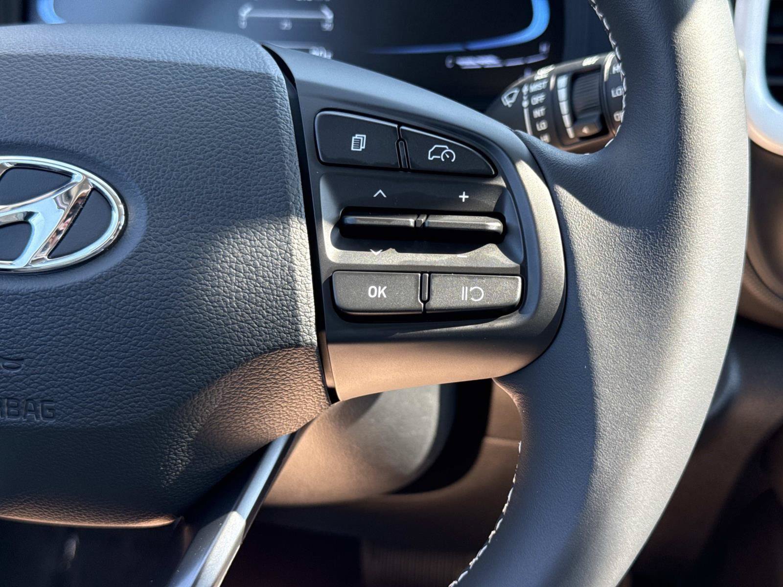 Certified 2025 Hyundai Venue Limited FWD image 9