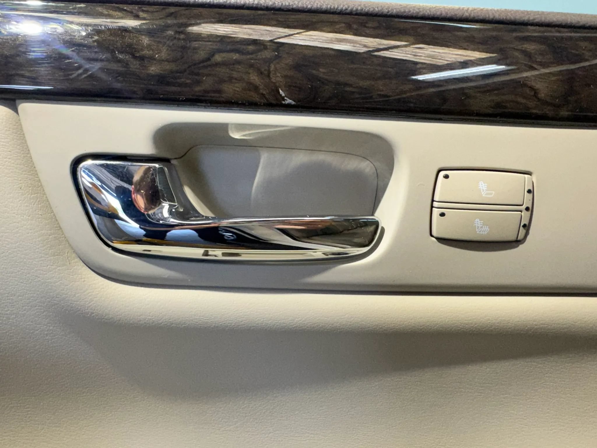 Used 2011 Cadillac DTS Luxury FWD image 25