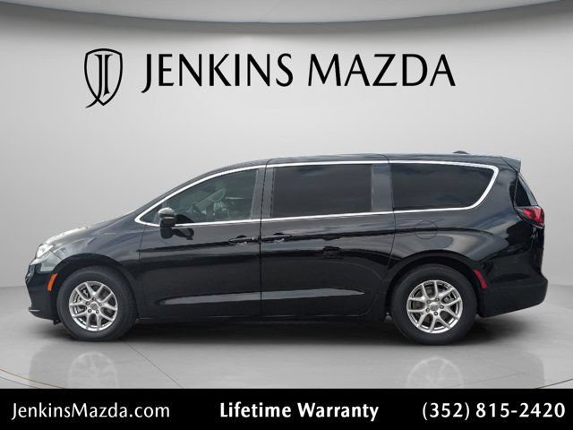 Used 2024 Chrysler Pacifica Touring-L FWD image 4