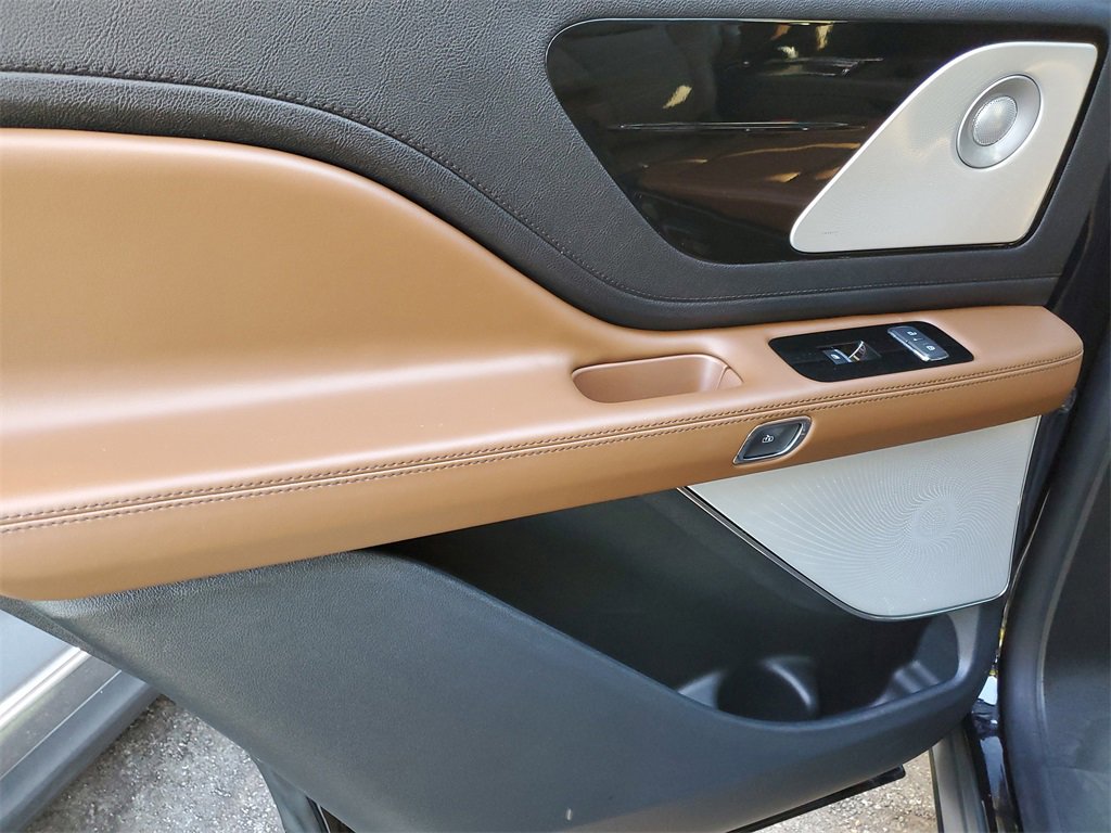 Certified 2023 Lincoln Aviator Reserve w/ Equipment Group 201A image 9