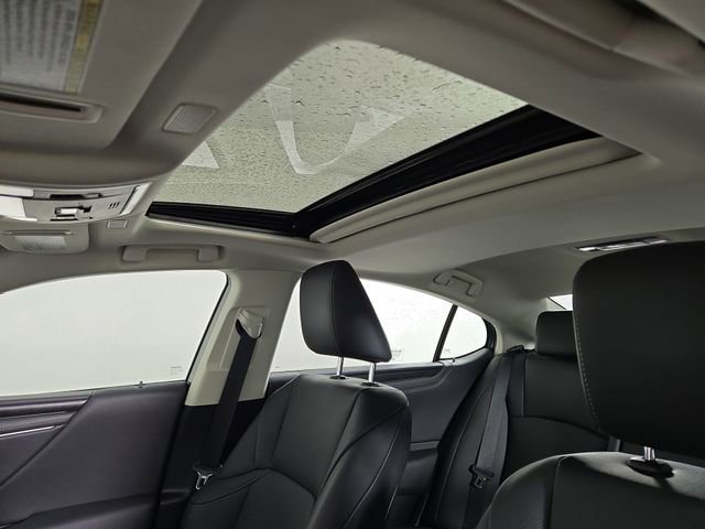 Used 2025 Lexus ES 300h F Sport image 30