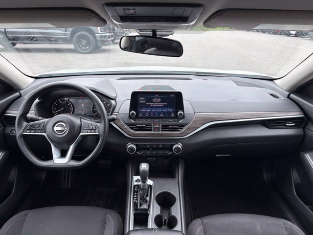 Used 2025 Nissan Altima 2.5 SV FWD image 12