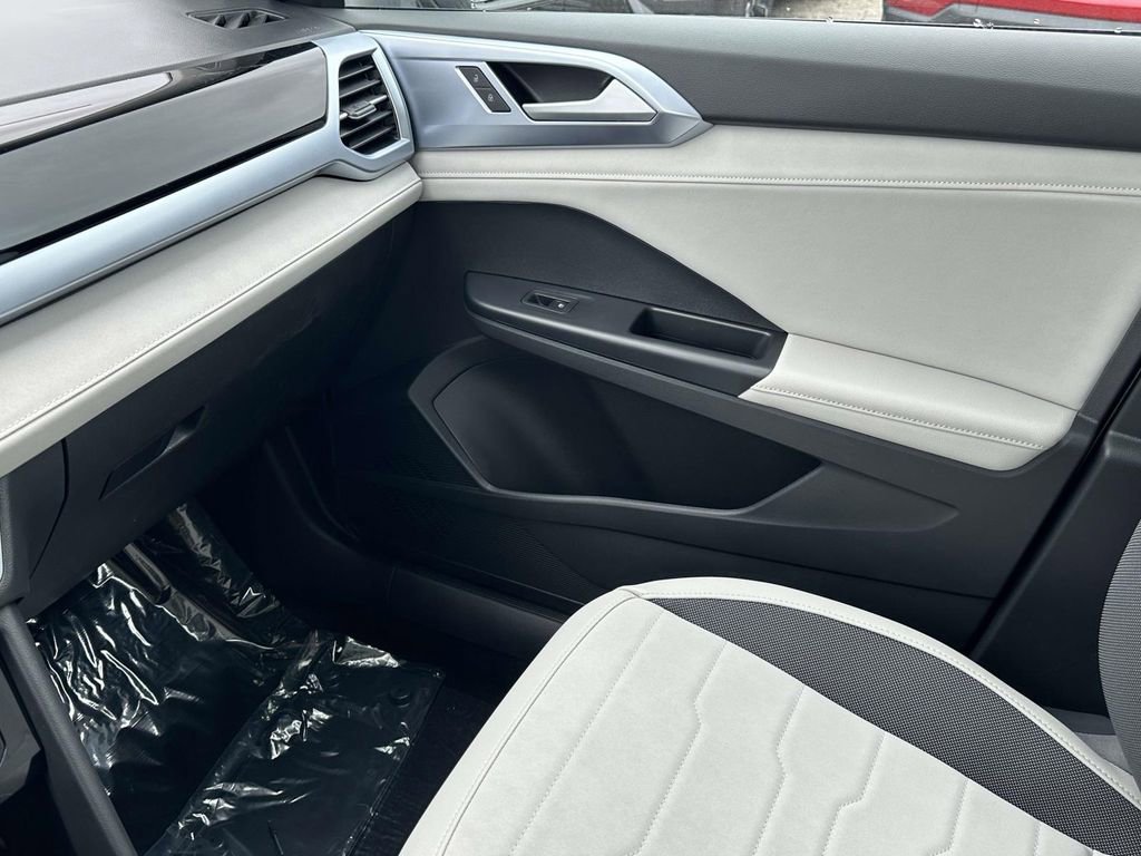 New 2026 Volkswagen Taos SE FWD image 25