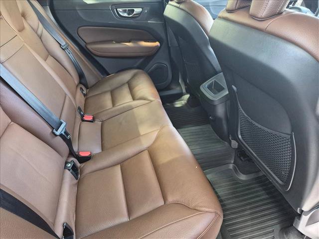 Used 2019 Volvo XC60 T5 Momentum w/ Premium Package FWD image 18