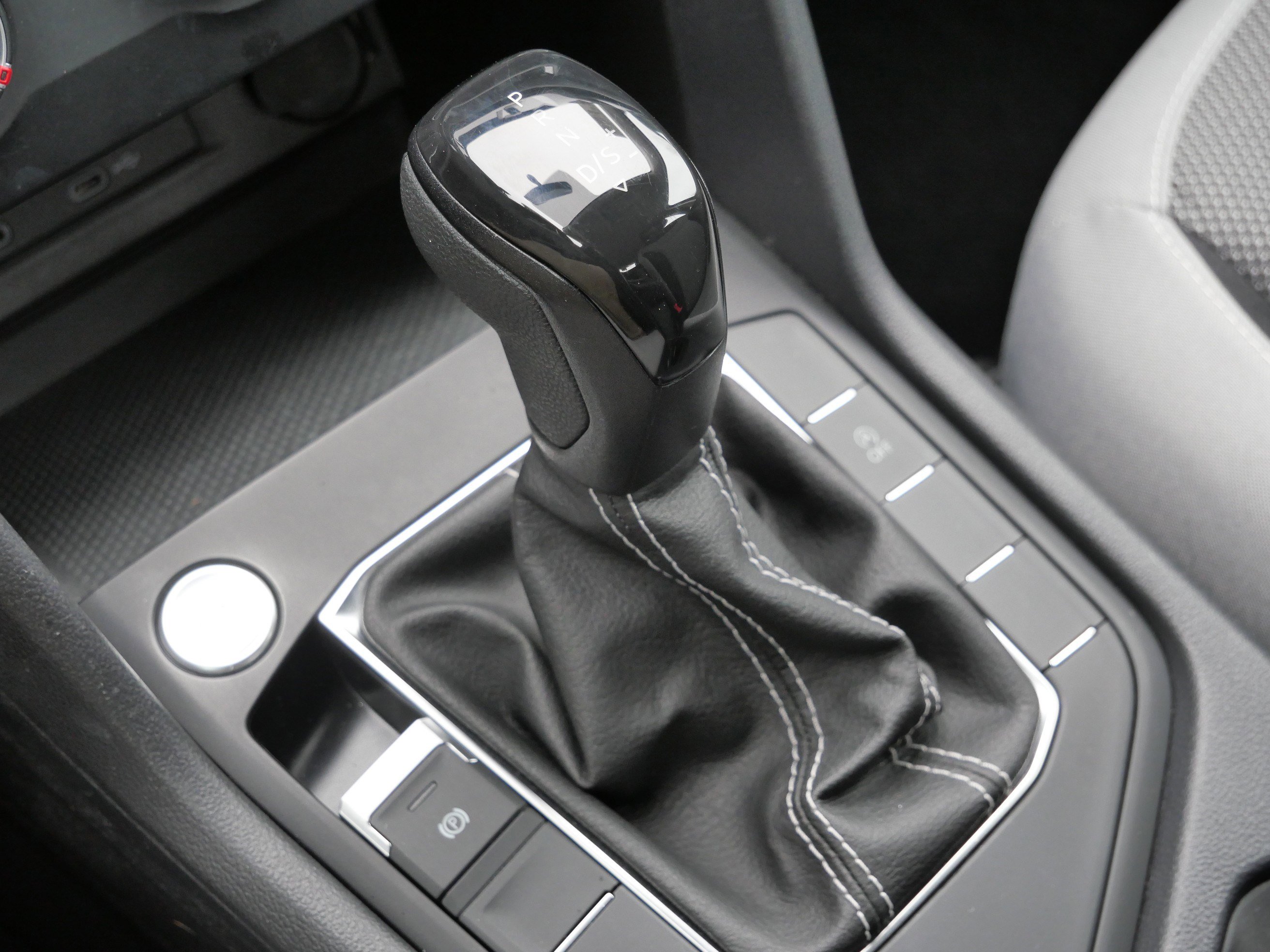 Certified 2022 Volkswagen Taos S image 25