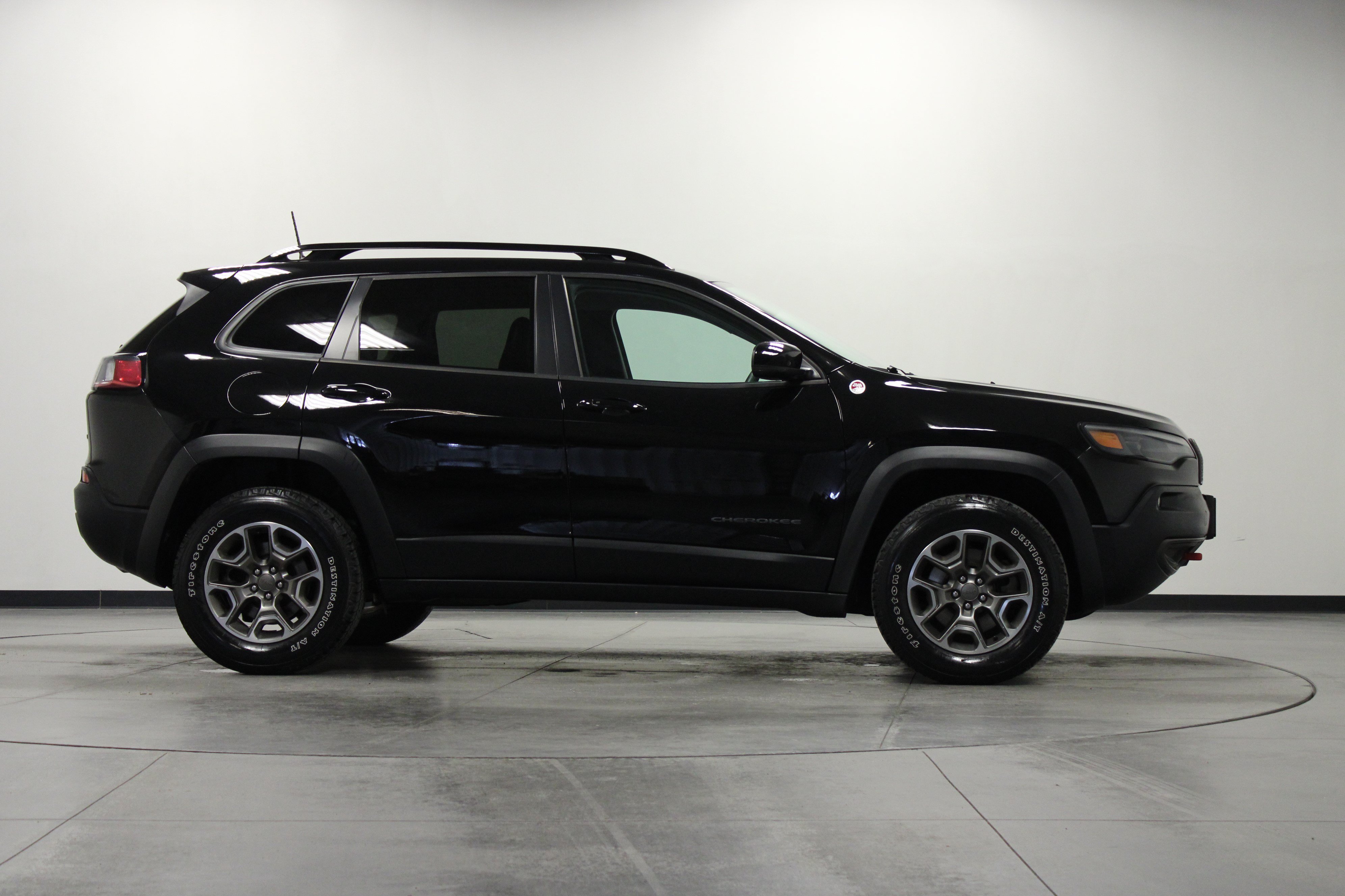 Used 2022 Jeep Cherokee Trailhawk w/ Premium Leather Package AWD/4WD image 3