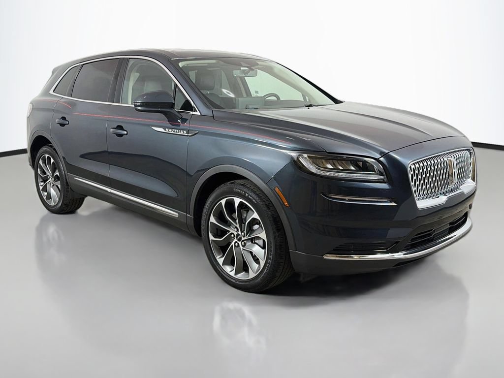 Used 2023 Lincoln Nautilus Reserve AWD/4WD image 2