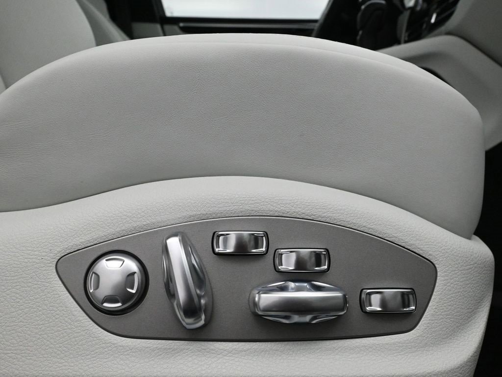 New 2025 Porsche Macan Turbo image 15