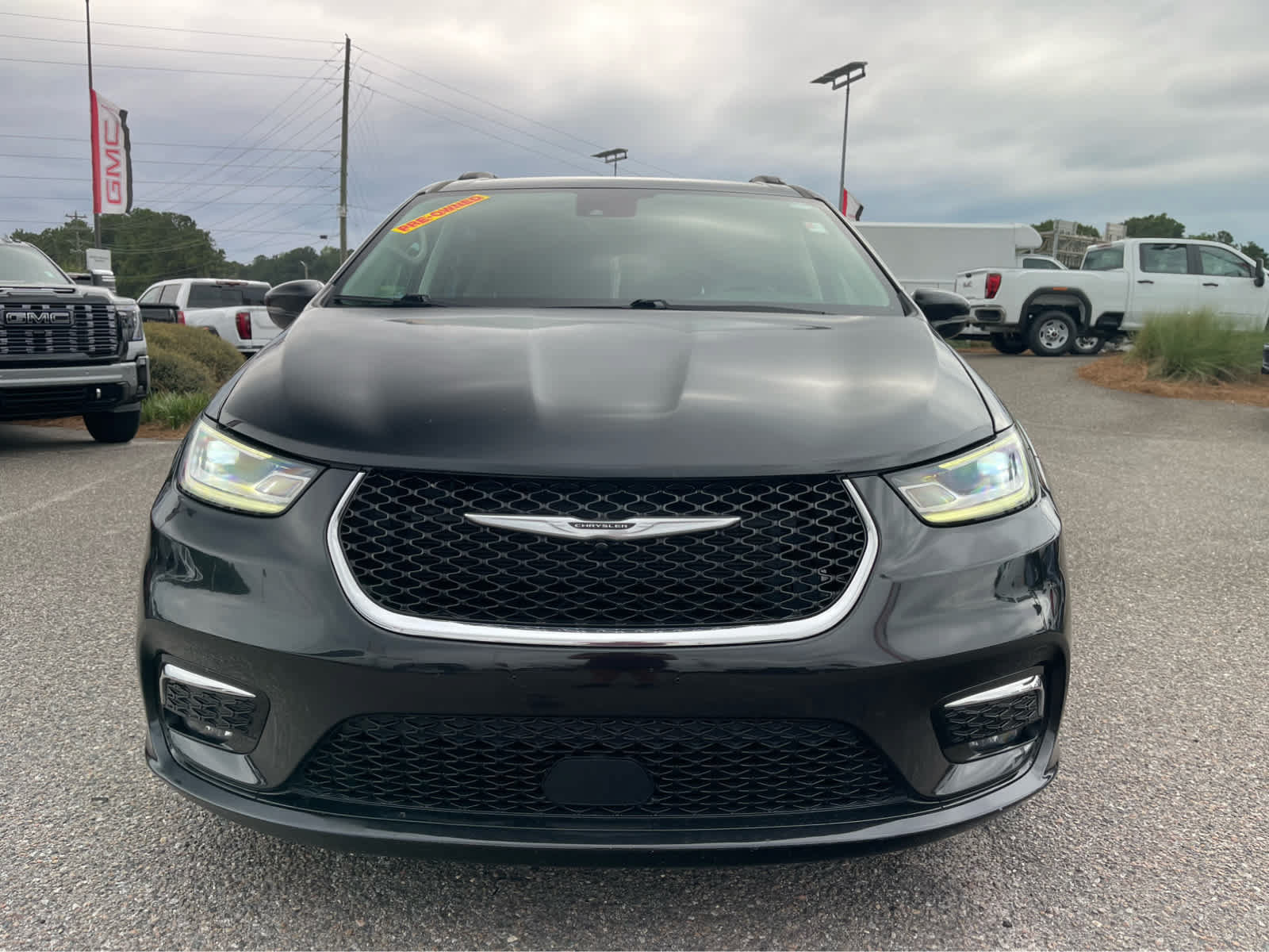 Used 2022 Chrysler Pacifica Touring-L FWD image 2