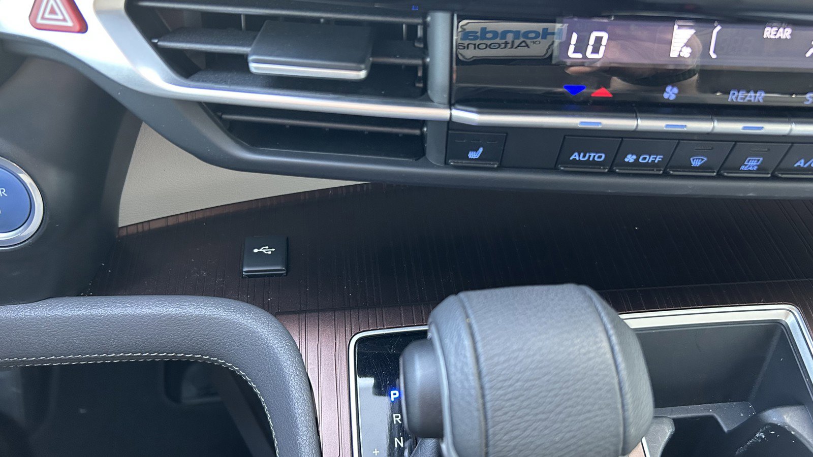 Used 2023 Toyota Sienna XLE FWD image 27