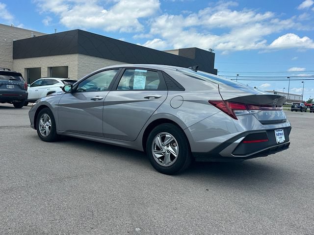 Certified 2024 Hyundai Elantra SE FWD image 3