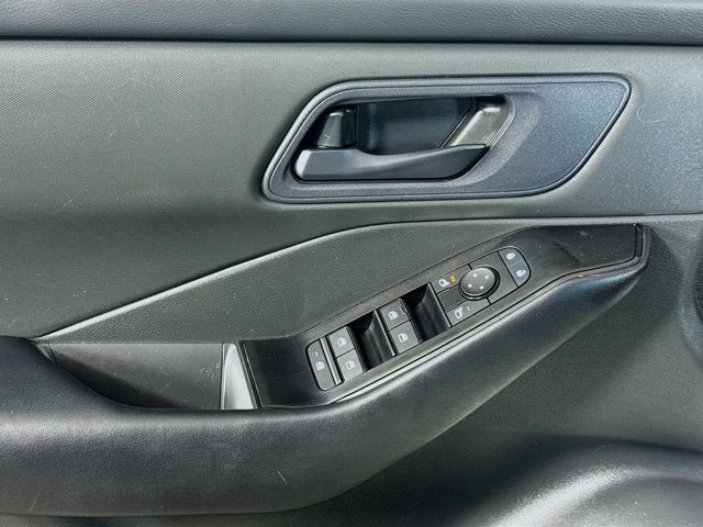 Used 2024 Nissan Rogue S AWD/4WD image 15