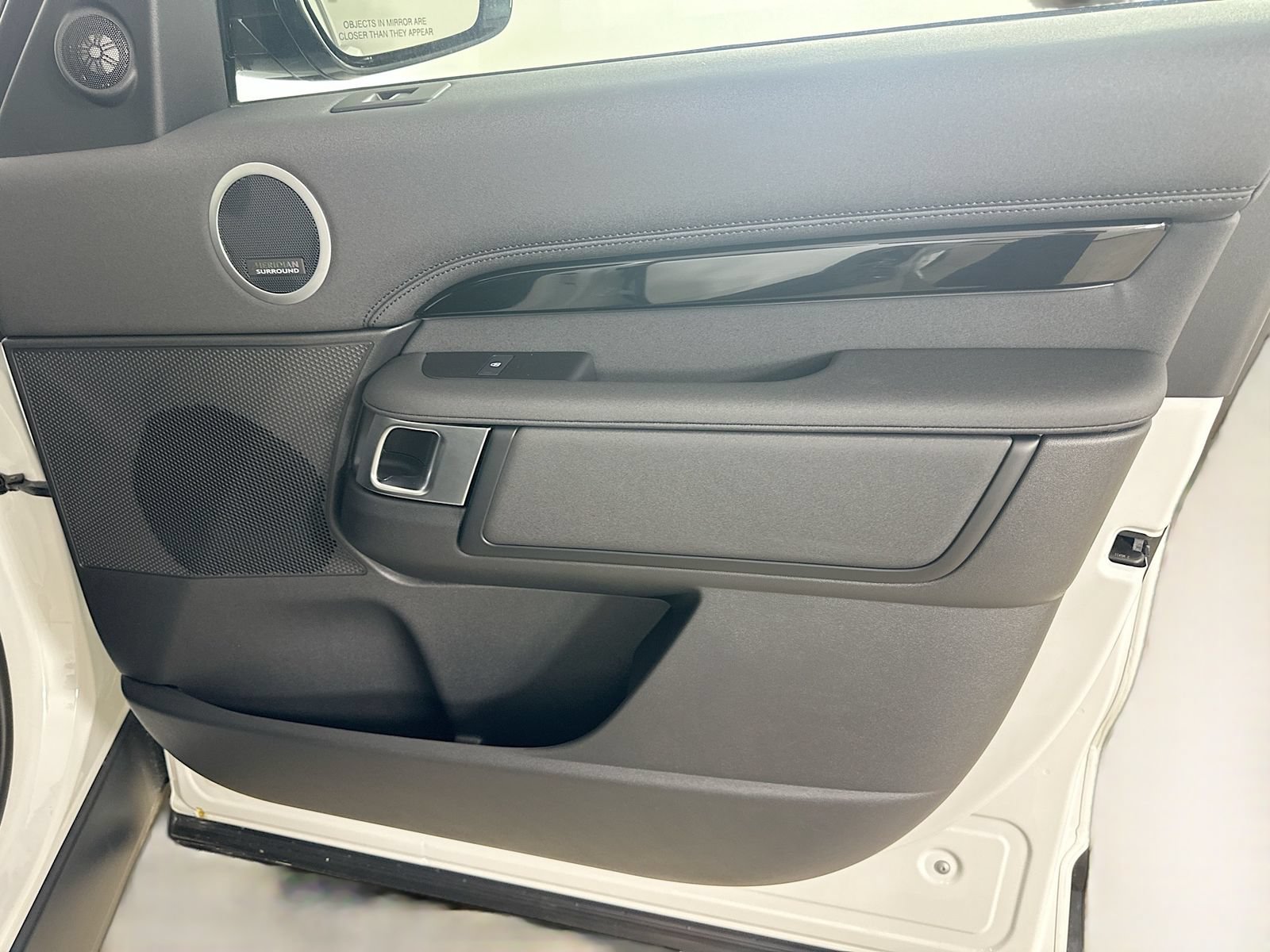 Used 2025 Land Rover Discovery S AWD/4WD image 46