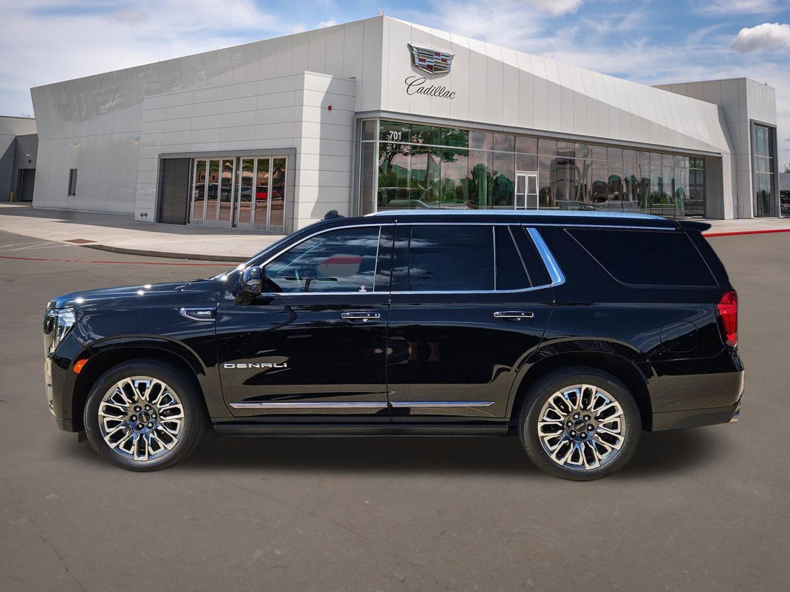 Used 2024 GMC Yukon Denali Ultimate AWD/4WD image 3