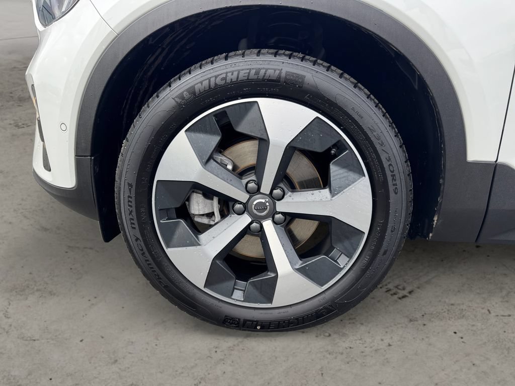 Certified 2025 Volvo XC40 B5 Plus AWD/4WD image 9