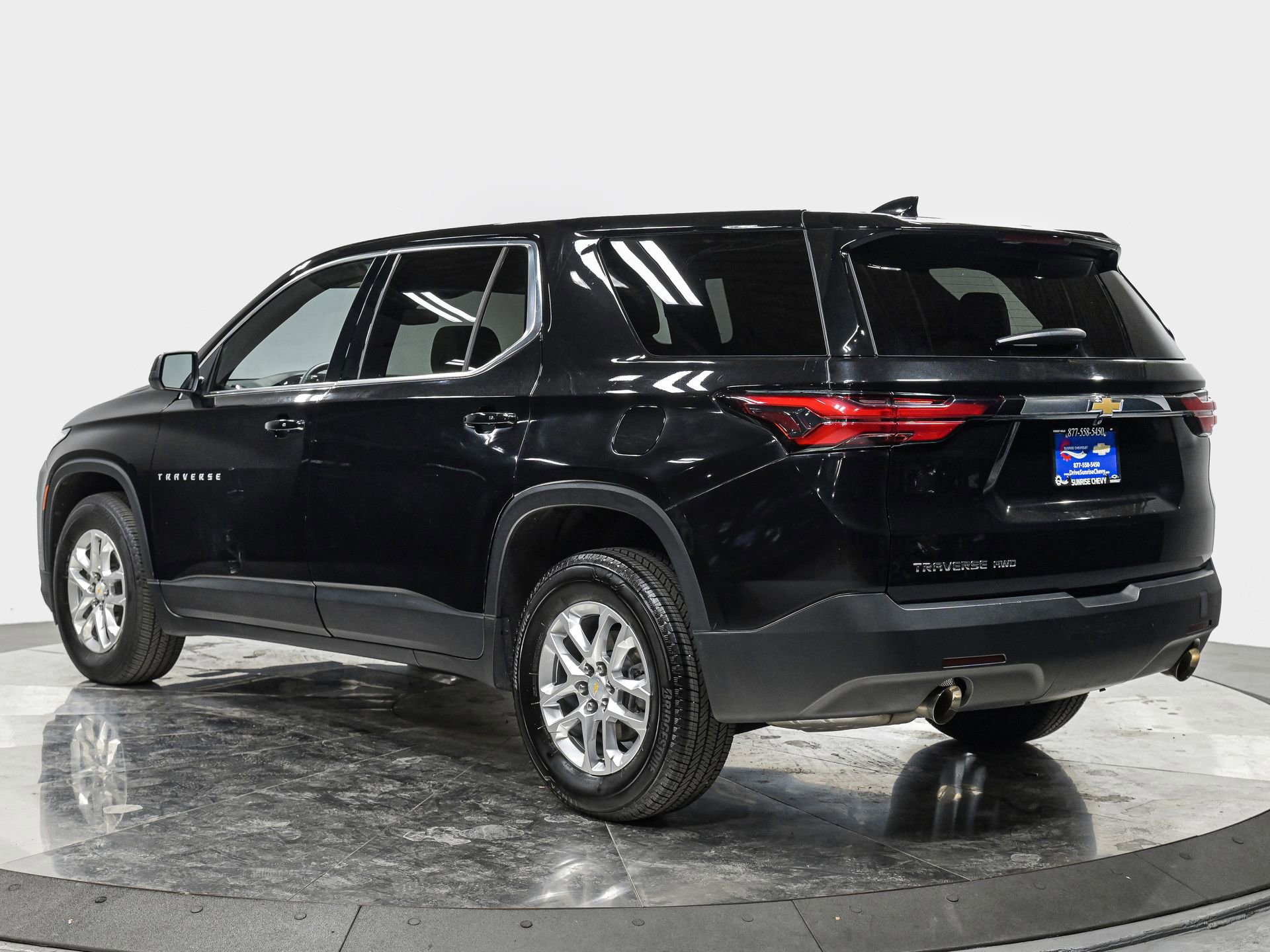 Used 2023 Chevrolet Traverse LS image 4