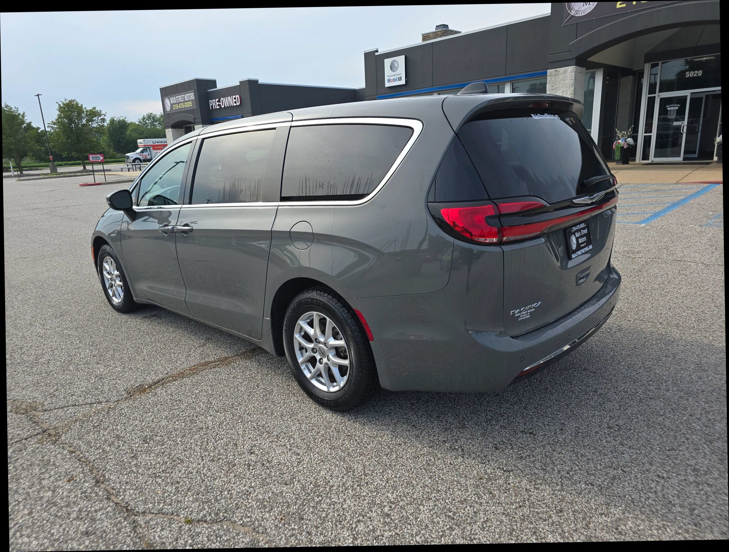 Used 2023 Chrysler Pacifica Touring-L FWD image 2