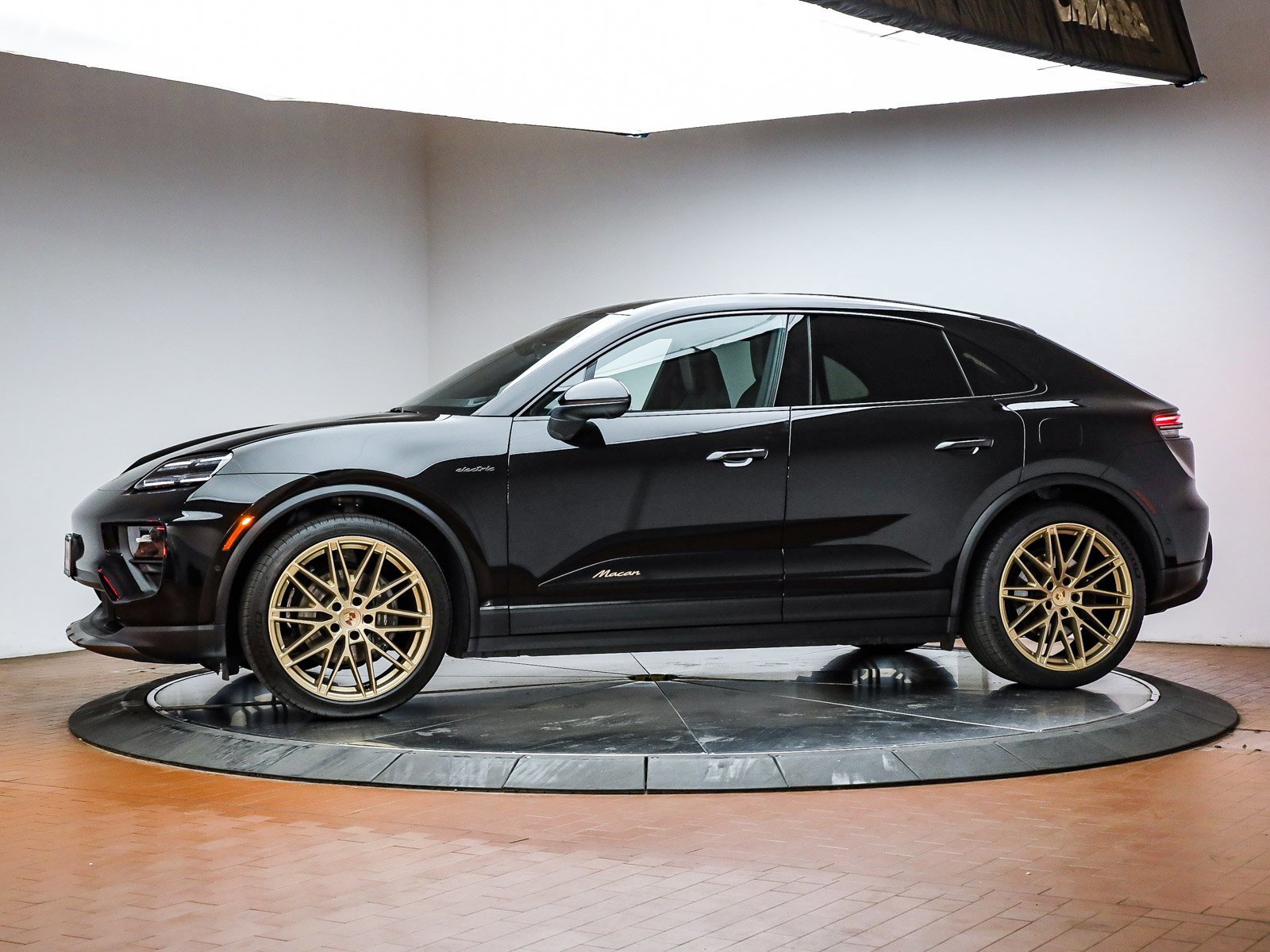 Used 2025 Porsche Macan Electric image 3