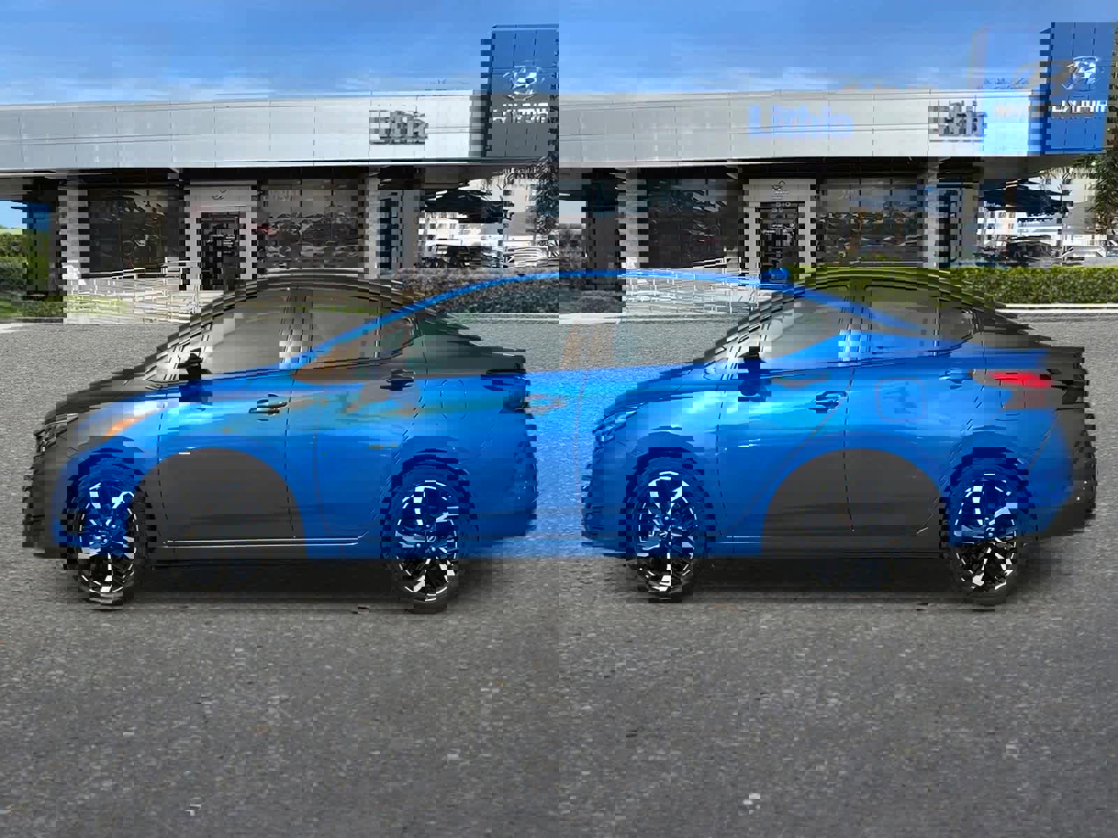 Used 2024 Nissan Versa SR image 6