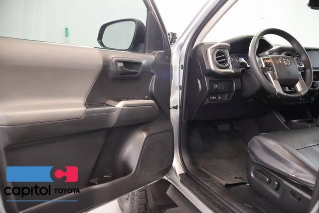Certified 2022 Toyota Tacoma SR5 AWD/4WD image 9