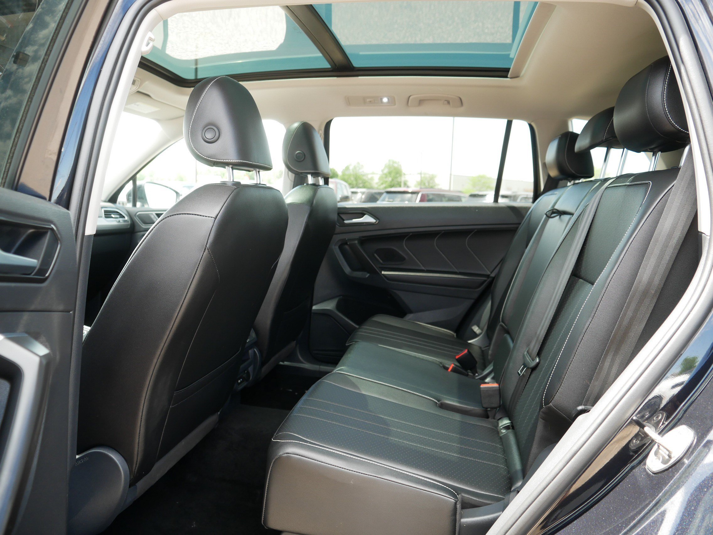 Used 2022 Volkswagen Tiguan SE w/ Panoramic Sunroof Package AWD/4WD image 33