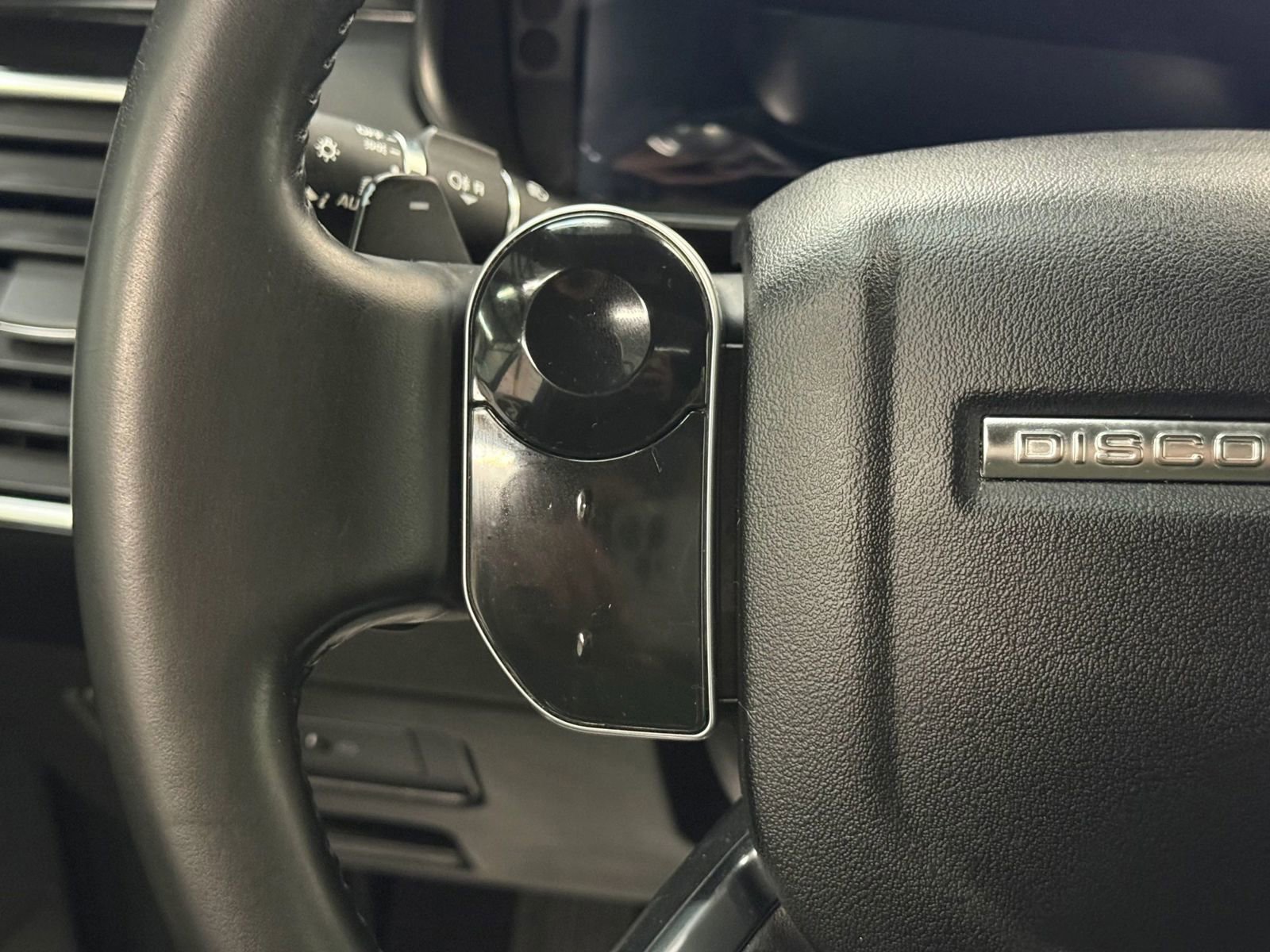 Used 2020 Land Rover Discovery SE image 29