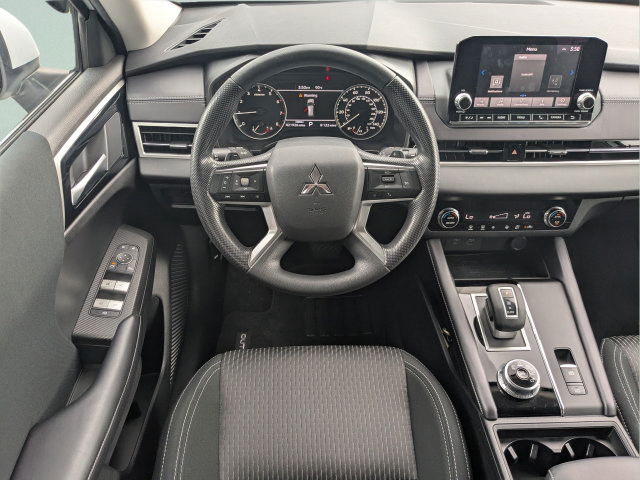 Used 2024 Mitsubishi Outlander ES FWD image 14