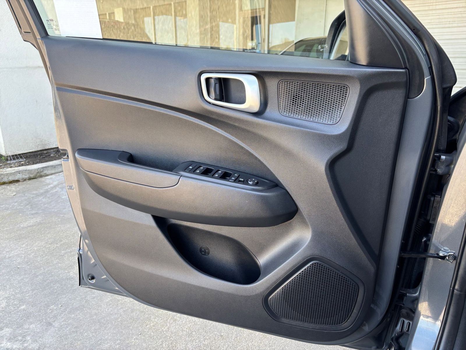 Used 2025 Hyundai Venue SEL image 18