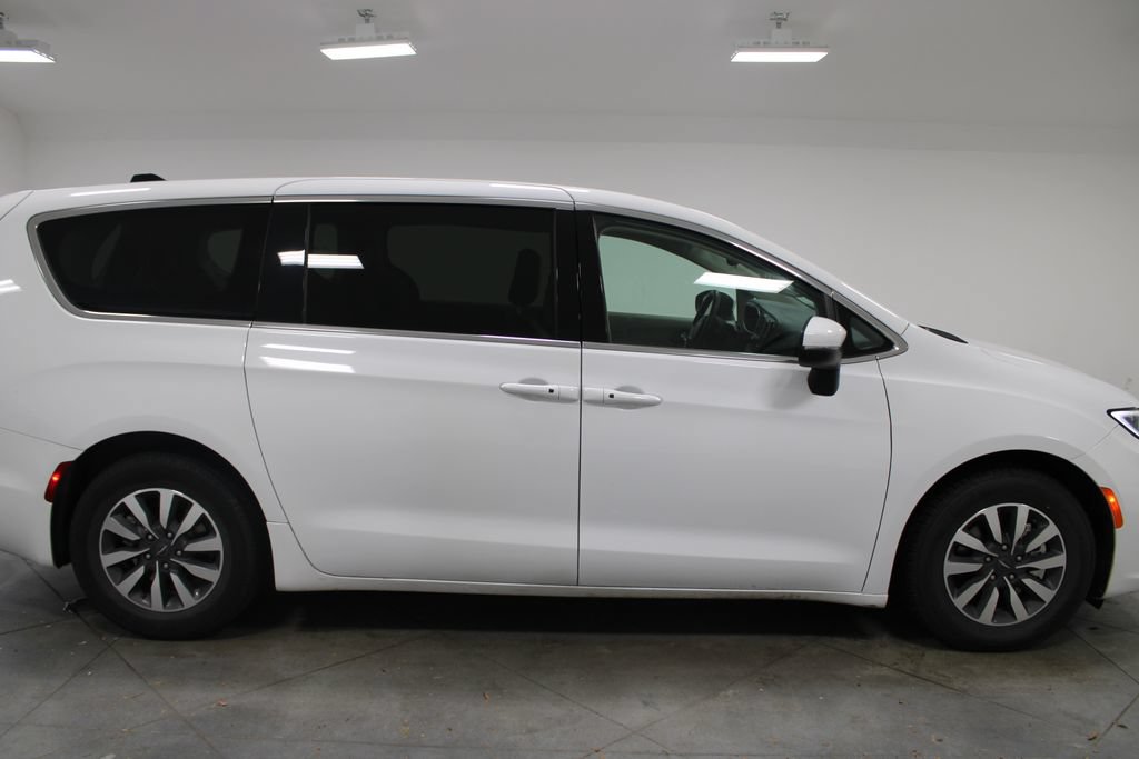 Used 2024 Nissan Versa SR FWD image 56