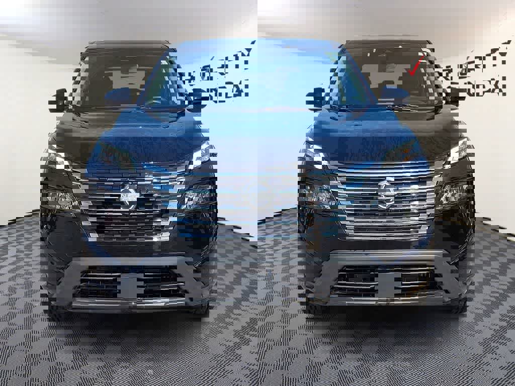 Used 2025 Nissan Rogue SV image 2