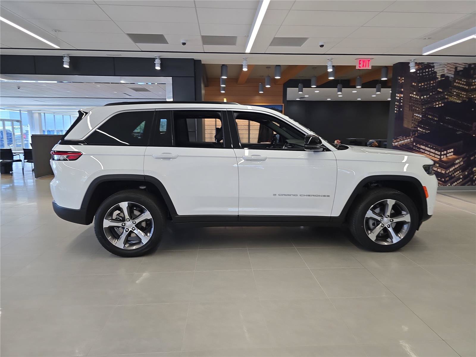 New 2026 Jeep Grand Cherokee Limited w/ Luxury Tech Group II AWD/4WD image 2