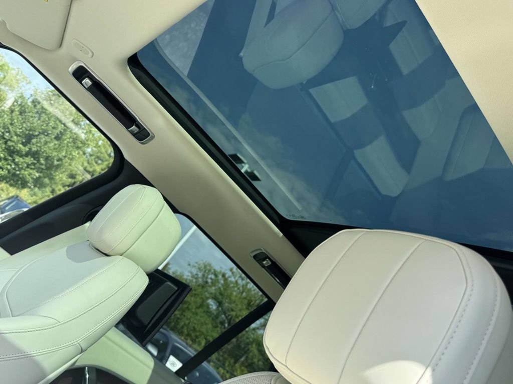 Certified 2025 Land Rover Range Rover SE AWD/4WD image 12