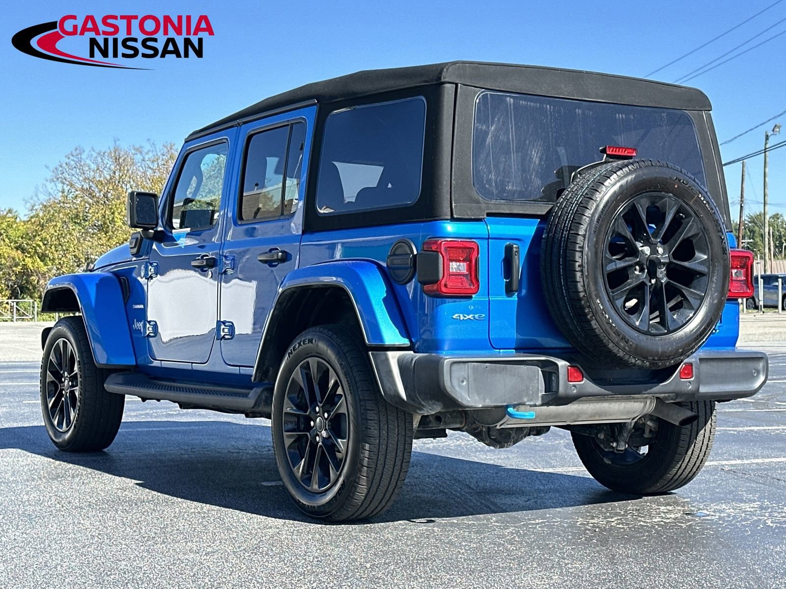 Used 2024 Jeep Wrangler Unlimited Sahara w/ Technology Group image 32