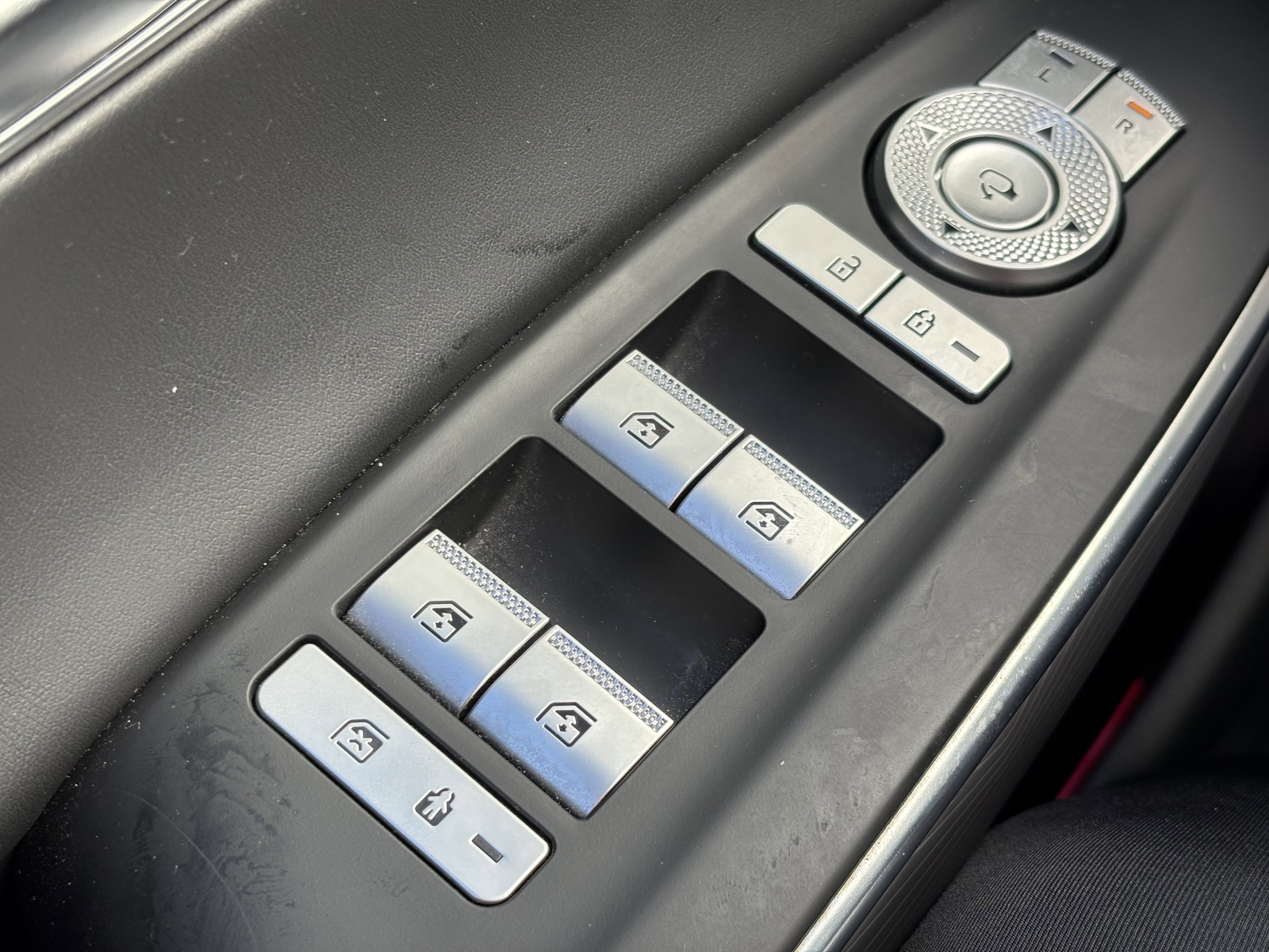 Used 2022 Genesis GV70 2.5T w/ Advanced Package image 32