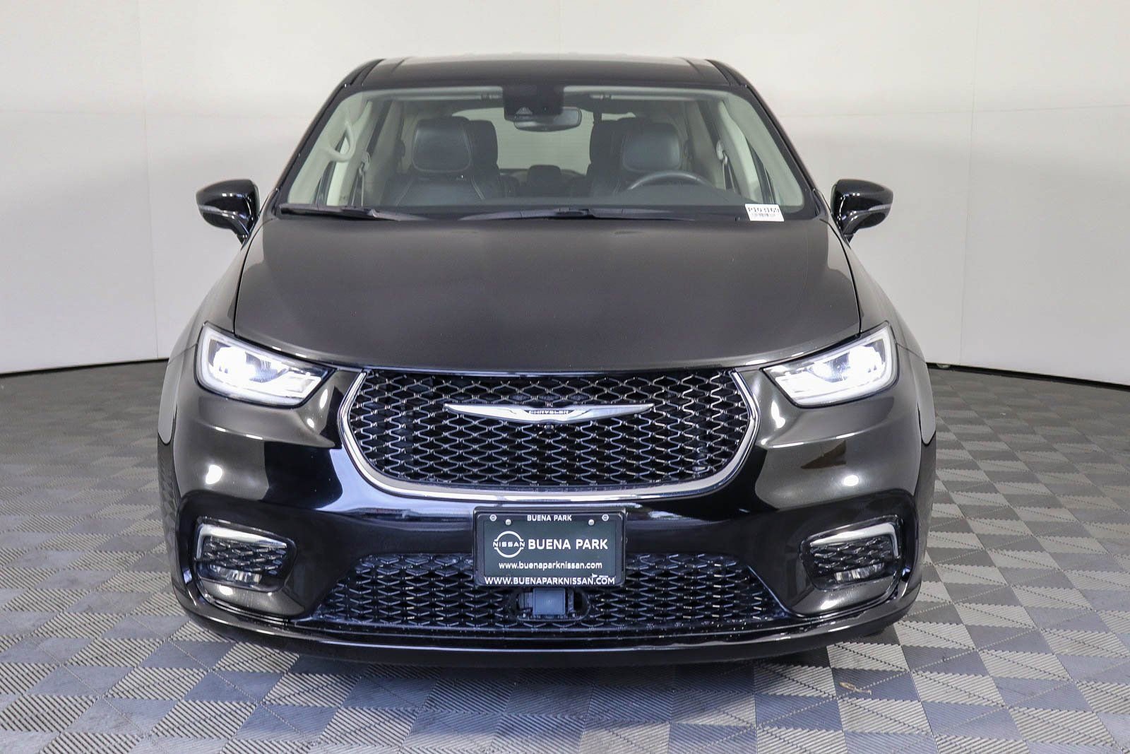 Used 2024 Chrysler Pacifica Select image 2