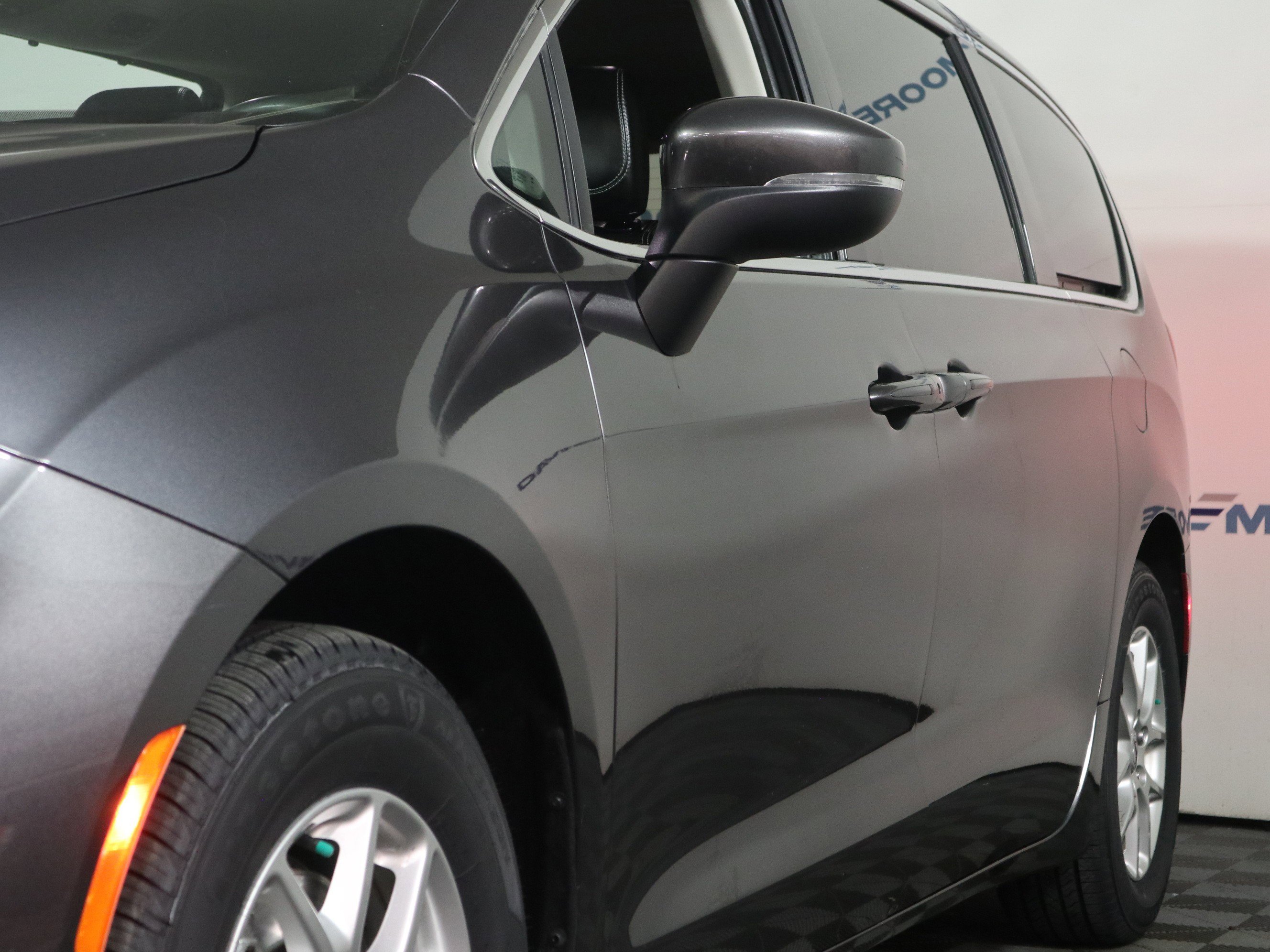 Used 2023 Chrysler Pacifica Touring-L image 11