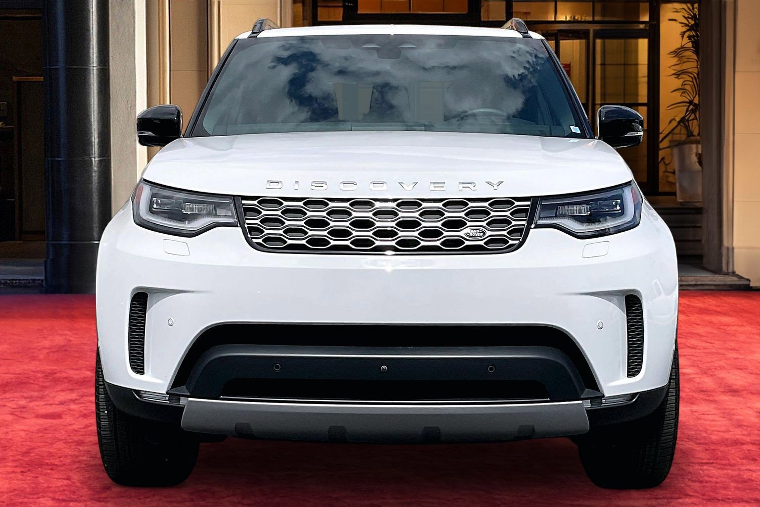 Certified 2025 Land Rover Discovery S AWD/4WD image 3
