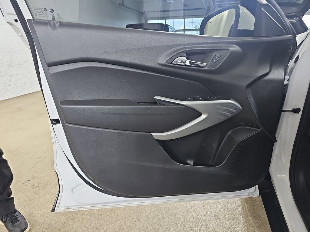 Certified 2024 Chevrolet Trax LS w/ LS Convenience Package FWD image 31