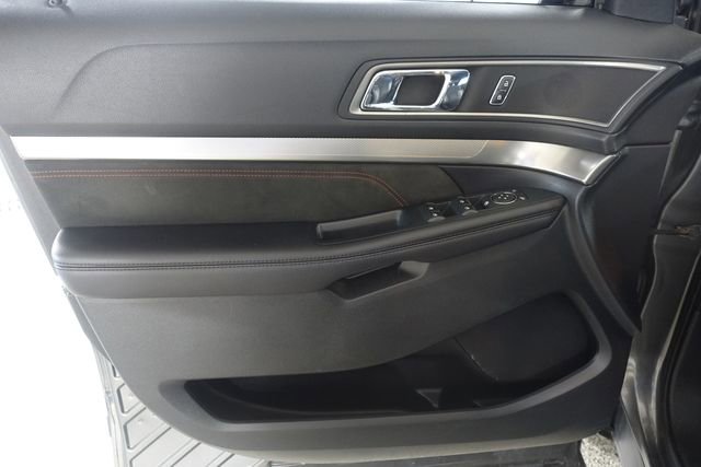 Used 2018 Ford Explorer XLT w/ Equipment Group 202A AWD/4WD image 9