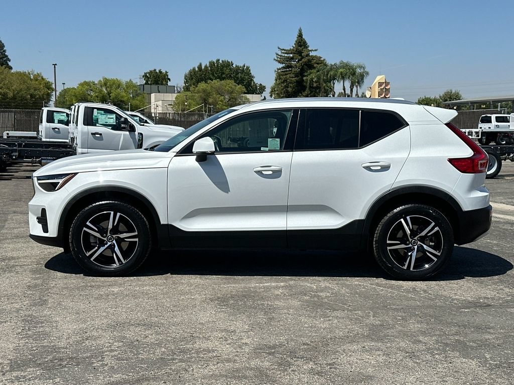 Used 2023 Volvo XC40 B4 Core w/ Convenience Package FWD image 6