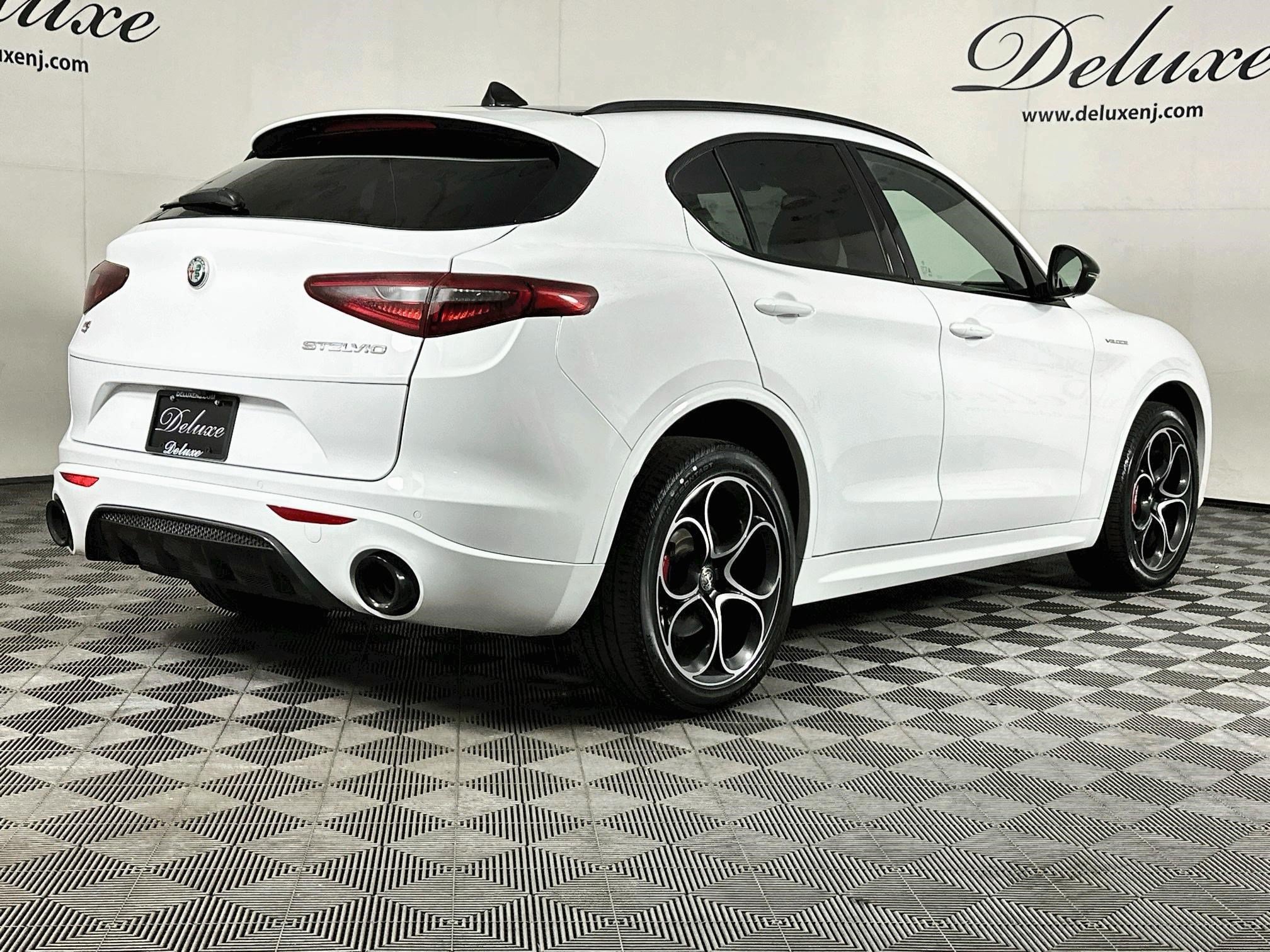 Used 2023 Alfa Romeo Stelvio Veloce AWD/4WD image 6