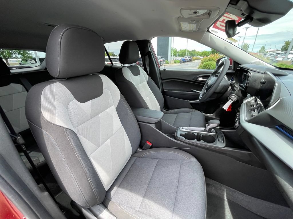 Used 2025 Chevrolet Trax LS w/ LS Convenience Package FWD image 30